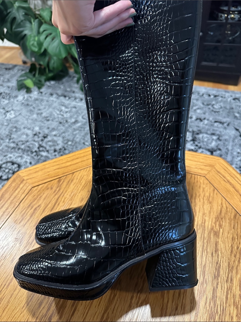 *URBAN OUTFITTERS* Black Croc-Embossed Mid-Calf Block Heel Boots Size 39 - Picture 8 of 11